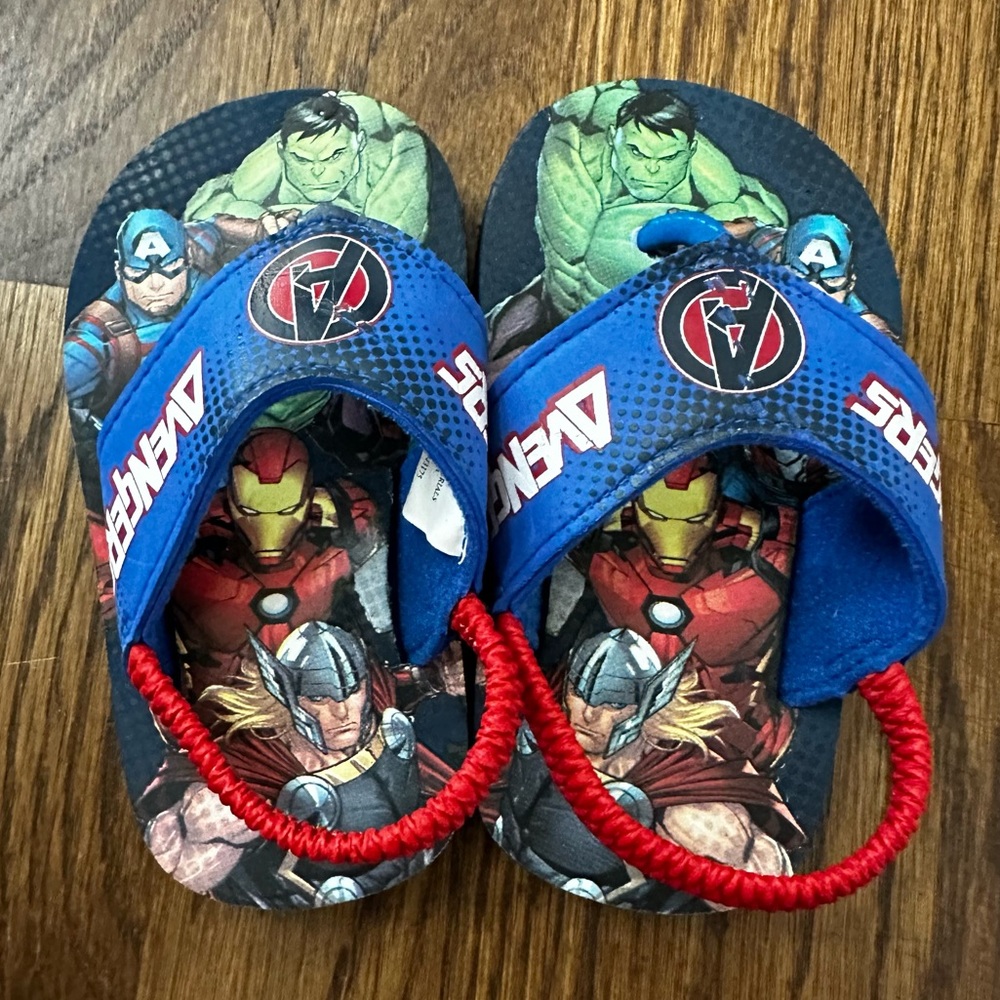Marvel Avengers flip flops, toddler size S (5/6) - Picture 2 of 6